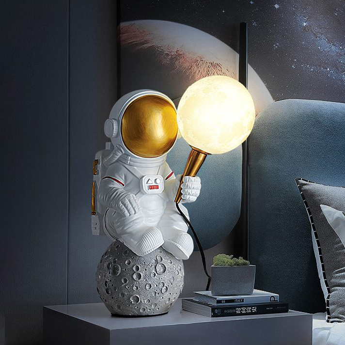 Figurine Déco Ballon Astronaute - H 40 cm - Kare Design - Axeswar Design